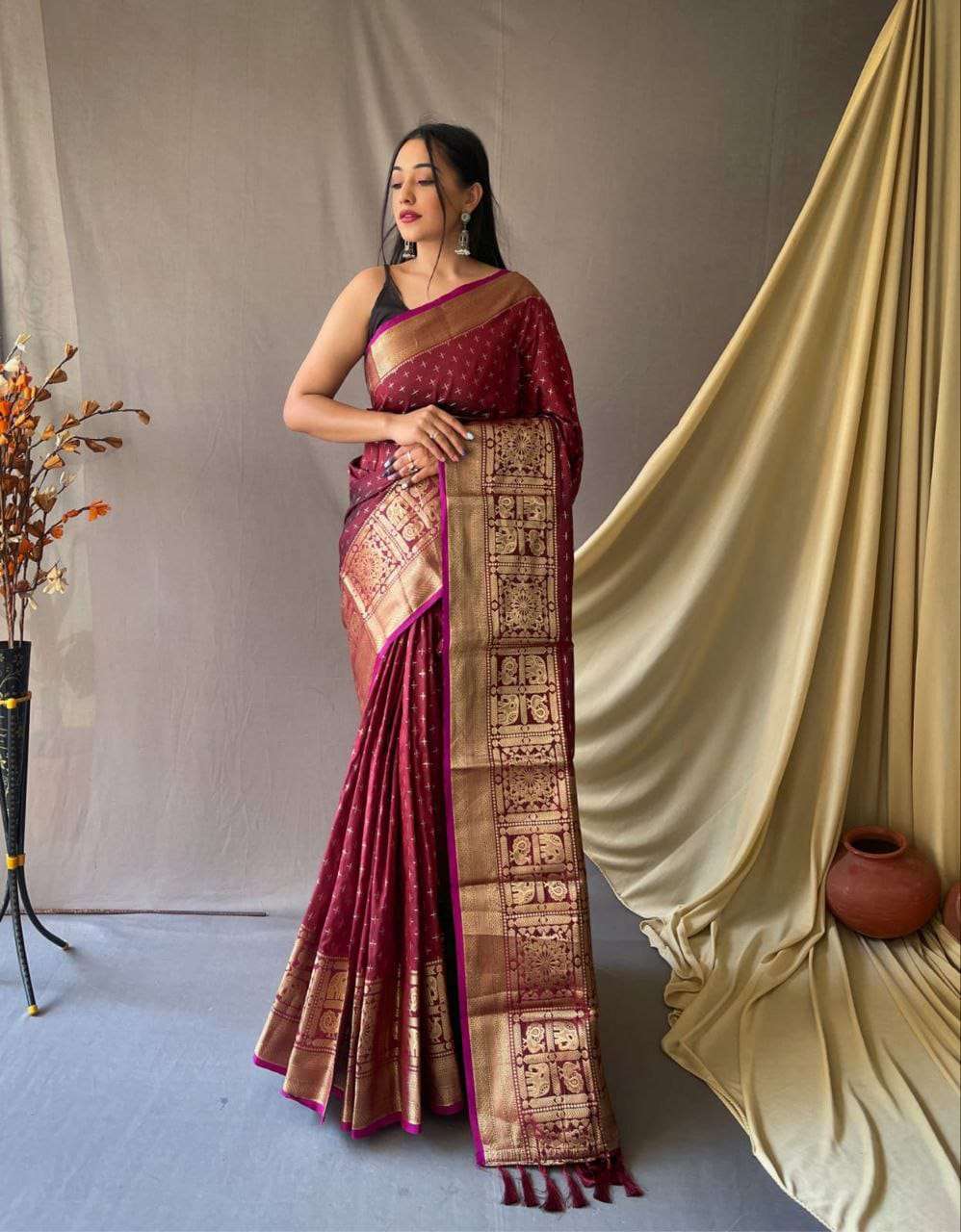 Buy Off White Party Wear Designer Banarasi Silk Sarees Online at Best  Prices in India - Hecmo